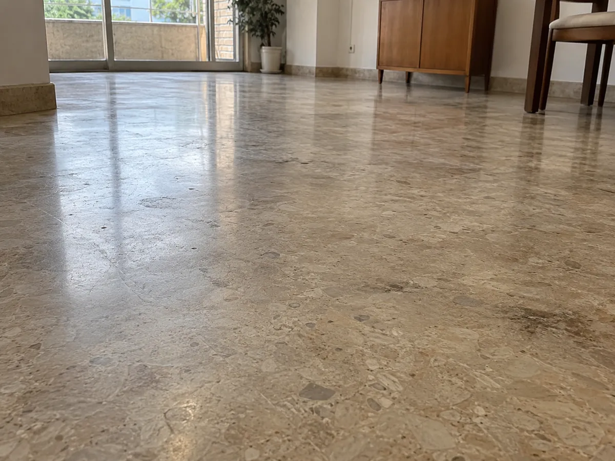 Suelo de mármol decapado, abrillantado y cristalizado, sin manchas y con acabado de espejo — sin tratar