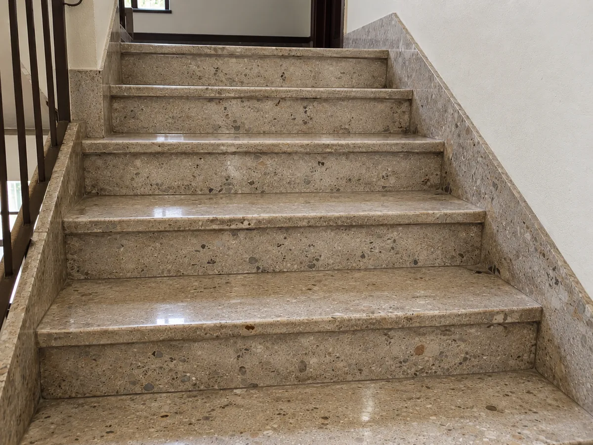 Escalera de terrazo diamantada, con el peldaño y la contrahuella recuperados y brillo uniforme — tratado