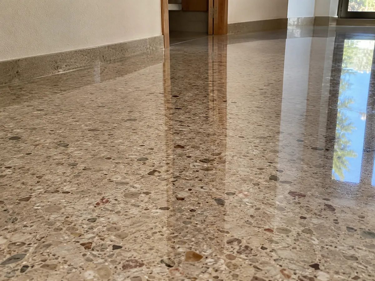Suelo de terrazo pulido y abrillantado, con el árido recuperado y brillo de espejo — tratado