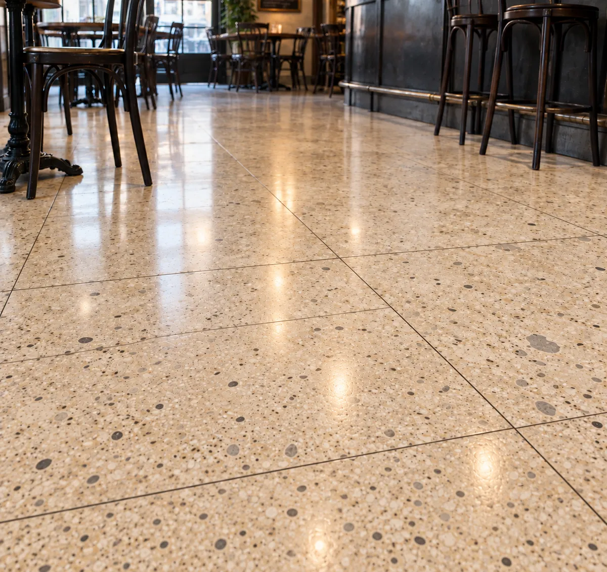 Suelo reparado, con la zona dañada restaurada e integrada con el resto del pavimento — tratado